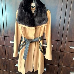Via spiga coat, only worn twice. Size 2 with brown faux fur.
